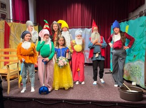 snehurka_a_nekolik_trpasliku